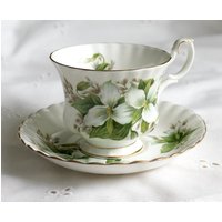 Teetasse Mit Untertasse Von Royal Albert, England. Handbemaltes Trillium. Wunderschöne Form Und Griffe. Esszimmer Dekor. Geschenk Für Sie von AnythingDiscovered