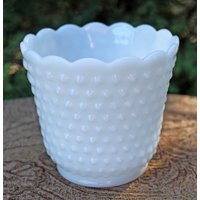 Übertopf Aus Milchglas Mit Hobnail Muster Und Bogenrand von AnythingDiscovered