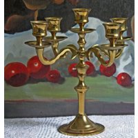 Vintage Kerzenleuchter Aus Messing. Reich Verzierter Kerzenhalter Für Vier Arme Und Fünf Kerzen von AnythingDiscovered