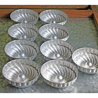 Vintage Kleine Backformen. Neuner Set von AnythingDiscovered