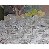 Vintage Sektgläser/Champagnergläser Mit Geätzten, Fuchsiafarbenen Blüten. Set Von Elf Stück Fine Bar Ware. Fuchsia Muster. Dünnes Glas Und von AnythingDiscovered