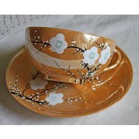 Vintage Tasse Und Untertasse. Tee - Oder Kaffee-Servierplatte Aus Porzellan Mit Glänzendem Finish Handgemaltem Kirschblüten-Muster. Hergestellt Japan von AnythingDiscovered