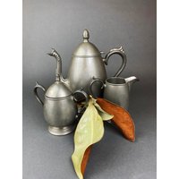 Vintage Zinn Kaffee Set. Ksc P81 Zinn. Kaffeekanne, Zuckerdose Und Milchkännchen von AnythingDiscovered