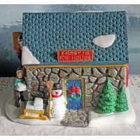Weihnachts Towne Serie. Frost's Ice House Von Dickens Collectibles. Handbemalte Porzellankabine Mit Beleuchtungsset von AnythingDiscovered