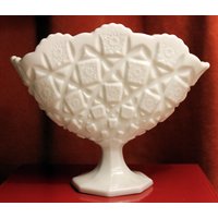 Westmoreland Kristallfächer Vase Mit Fuß. Milchglas Im Alten Quilt Design. Block - Und Sternmuster Westmoreland Kristallfächer Vase Mit Fuß. Milchglas Im Alten Quilt Design. Block - Und Sternmuster von AnythingDiscovered