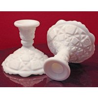 Westmoreland Paar Milchglas Kerzenhalter Wendbar Zu Fußschalen. Quilt Und Sternenmuster von AnythingDiscovered