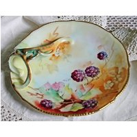 Zitronen-Servierplatte Mit Handgemalten Schwarzen Beeren Und Blättern. Teller Verschlungenem Griff Gewelltem Rand. Darcys Bemalter Teller, 25 von AnythingDiscovered