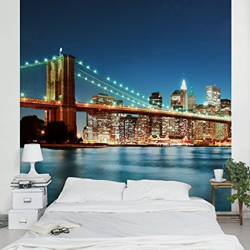 Apalis Vliestapete Nighttime Manhattan Bridge Fototapete Quadrat | Vlies Tapete Wandtapete Wandbild Foto 3D Fototapete für Schlafzimmer Wohnzimmer Küche | Größe: 240x240 cm, blau, 97866 von Apalis