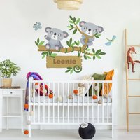 Wandtattoo Wunschtext Kinderzimmer - Koala Baum | Xxl Kinder Wandsticker Babyzimmer Wandaufkleber Baby Tiere Name Wunschname von ApalisHOME