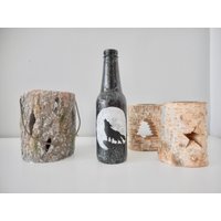 Handbemalte Flasche Weinender Wolf Vollmondflasche Schwarz Weiß Dekor Dekoration Handgemachte Wohnkultur Kunst Kunstwerke Auf Bierflasche von Aparticle