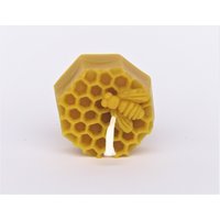 Handgemachte Kerze Aus Naturbelassener Bienenwachskerze Mit Bienen Naturkerzen Perfekte Kleine Geschenkkerze Bienenwachs Handgemachte Kerze Aus Naturbelassener Bienenwachskerze Mit Bienen Naturkerzen Perfekte Kleine Geschenkkerze Bienenwachs von ApisBio