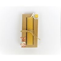 Kerze in Einer Box Mit Einem Hasen Und Blume Perfektes Kleines Geschenk Homeycomb Handgemachte Aus Natürlichem Beewax Handmade Roled Candle Kerze in Einer Box Mit Einem Hasen Und Blume Perfektes Kleines Geschenk Homeycomb Handgemachte Aus Natürlichem Beewax Handmade Roled Candle von ApisBio