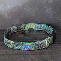 Hundehalsband Pfau | Medium Schwarz Kunststoff Oder Regenbogen Metall |Feder Vogel Grün Tier Einstellbar Stoff Geschenk Für Hundeliebhaber von ApolloOfTheStars
