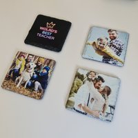 Personalisierter Rustikaler Naturschiefer-Getränke-Untersetzer Quadrat - 4Er-Set von ApolloPrinting
