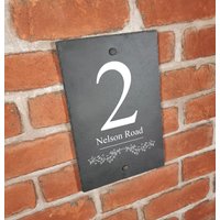 Rustikales Schiefer Hausschild Bauernhaus Plakette Türnummer von ApolloPrinting