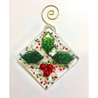 Holly & Berries Fusing Glas Ornament in Weihnachtsfarben von AppArtGallery
