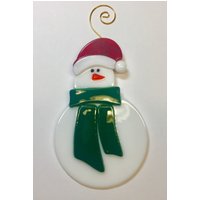 Schneemann in Nikolausmütze Fusing Glass Sun Catcher von AppArtGallery