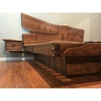 Dovetail Live Edge Walnuss Karpfenbett Mit Schwebenden Nachtständern von AppalachianJoinery