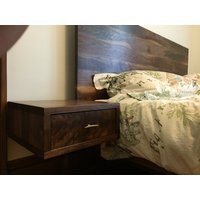 Mid Century Inspiriertes Nussbaum Plateau Bett Mit Schwimmenden Nachtschränken von AppalachianJoinery