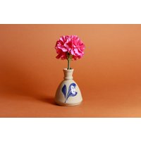 70Er Jahre Beige Blau Blatt Abgerundet Kleine Bemalte Ton Vase von AppleBranchesVintage