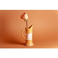 70Er Jahre Vintage Landschaft Druck Gelb Orange Blume Krug Vase Mit Griff von AppleBranchesVintage