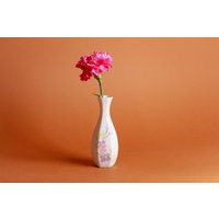 80Er Jahre Weiß Pastell Blume Hourglass Gold Trim Vase von AppleBranchesVintage