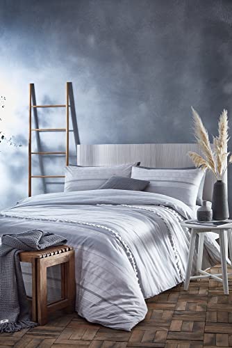 Appletree Loft – Sanya – Kreuzstich und strukturierte Streifen Bettbezug-Set – Einzelbettgröße in Silber von Appletree