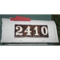 Briefkasten Mit Adressplättchen. An Beiden Seiten Sind Fliesen Fest Angebracht. Wetterfester Keramik Und Uv-Beständigem Poly Briefkasten von ApplewoodPottery