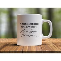 Lustiger Doktor Kaffeebecher - Ein Weiser Hat Einmal Geschrieben, Lustige Doktor-Becher, Doktor-Geschenk, Krankenschwester-Geschenk von AppreciationDesigns