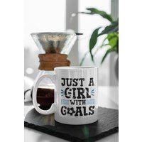 Mädchen Fußball Lustige Kaffeetasse - Einfach Ein Mit Toren, Fußballbecher, Geschenk, Team Geschenke, Fan Spieler von AppreciationDesigns
