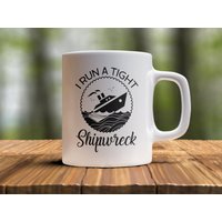 Mama Lustige Kaffeetasse - I Run A Tight Shipwreck, Freche Geschenk, Lustiges Spruch Neue Tasse von AppreciationDesigns