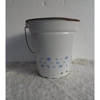 Vintage Emaillierter Eimer - Gartentopf Kitchenalia Bauernhausdekor-Emaille-Rost-Design-Weiße Emaille-Schüssel-Weißes Dekor-Garten Im Freien von AproShop