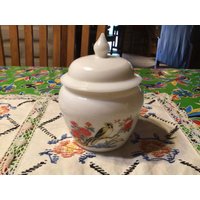 Vintage Avon Dynasty Milchglas Ingwerglas Kerzenhalter Mit Vogel Und Blumen Design von ApronForest