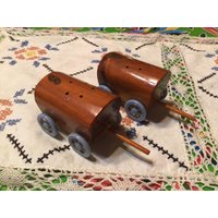 Vintage Holz-Planwagen Souvenir Salz- Und Pfefferstreuer - Niagara Falls, Ny von ApronForest