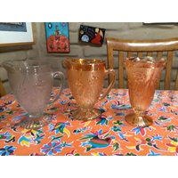 Vintage Jeanette Glass Iris Und Herringbone Mattierter Krug, Pfirsich Karneval Glaskrug, Glasvase - Separat Erhältlich von ApronForest