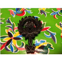 Vintage Kleiner Gusseisen Topfuntersetzer Mit Adler Und Herz Design Vintage Kleiner Gusseisen Topfuntersetzer Mit Adler Und Herz Design von ApronForest