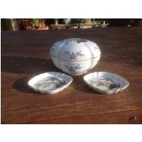 Vintage Nasco Ironstone Handbemaltes Eitelkeitsset - Schmuckkästchen Und 2 Kleine Teller - Japan Vintage Nasco Ironstone Handbemaltes Eitelkeitsset - Schmuckkästchen Und 2 Kleine Teller - Japan von ApronForest