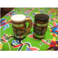 Vintage Paar Aloha Hawaii Souvenir Bernstein Glas Bierkrug Salz Und Pfefferstreuer Mit Holzgriffen von ApronForest