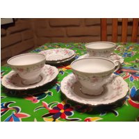 Vintage Set Von 3 Johann Haviland Porzellan Teetassen Und 5 Untertassen Mit Rosa Blumenmuster - Bavaria, Germany Vintage Set Von 3 Johann Haviland Porzellan Teetassen Und 5 Untertassen Mit Rosa Blumenmuster - Bavaria, Germany von ApronForest