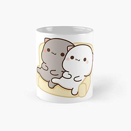 Peach and Goma Mochi Cat Couch Potato Classic Mug – 325 ml von Apular