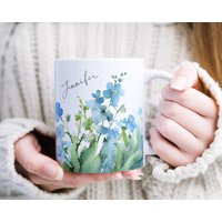 Keramik Tasse Personalisiert Mit Name Aquarell Vergissmeinnicht Blumen - Das Besondere Geschenk Für Frau Freundin Mama Oder Kollegin von AquarellMugs