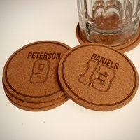 Jersey Nummer Und Name | Set Von 3 Oder 5 Untersetzern - College Korken, Spielername, Sportgeschenkset, Studentensportlergeschenk von ArboEngravings