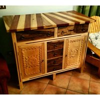 Handgefertigte Kommode - Credenza Mit Hand Geschnitzte Paneele Und Walnuss-Schubladen von ArbraWoodWorks