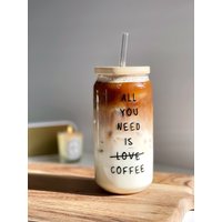 Alles Was Du Brauchst Ist Kaffee | Kaffeetröbel Becher Mit Stroh 18Oz Beercan Tumbler Glas-Becher Bambusdeckel, Glasstroh von ArcRack