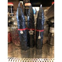 Schwarze Hand Getrunken Kerzen, Mit Charme von ArcanumCrafts