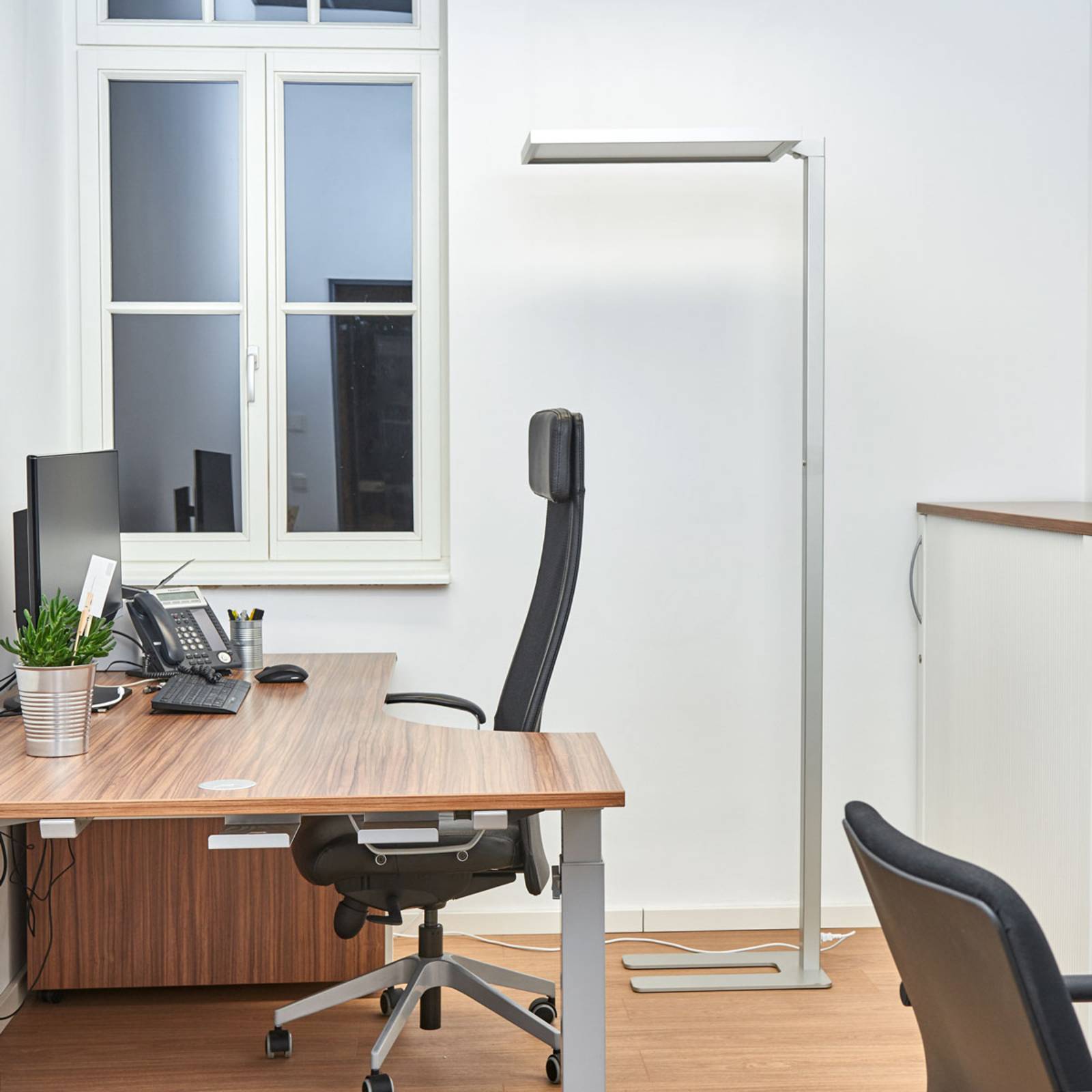 Silberne Büro-LED-Stehlampe Dorean von Arcchio