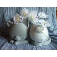 Urne Für Katzen, Unikat, Andenken , Tierurne, Kugel 10 cm Durchmesser Katze Mittelgrau Urne Für Katzen, Unikat, Andenken , Tierurne, Kugel 10 cm Durchmesser Katze Mittelgrau von ArcoirisUrnen