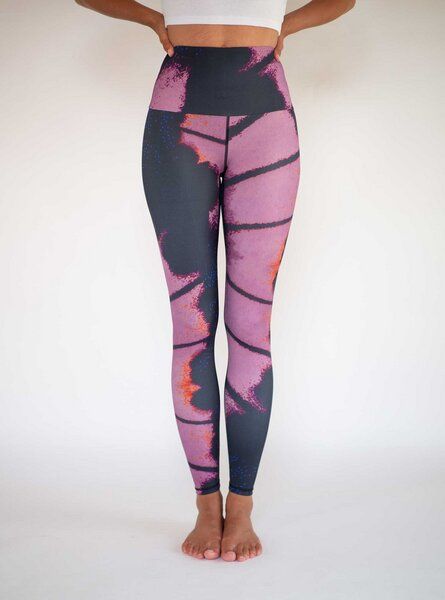 Arctic Flamingo Yoga Leggings BERRY BUTTERFLY, High Waist, aus ECONYL® regeneriertem Nylon von Arctic Flamingo