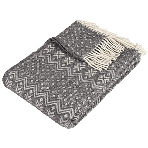 Arctic Wolldecke Nordic - Hochwertiges Plaid mit Norwegermuster im Scandi Design - 100% Schurwolle mit Woolmark Siegel - 130 x 200 cm - Grau Gemustert Arctic Wolldecke Nordic - Hochwertiges Plaid mit Norwegermuster im Scandi Design - 100% Schurwolle mit Woolmark Siegel - 130 x 200 cm - Grau Gemustert von Arctic