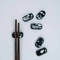 Keramik Stäbchenablage, Kalligraphieablage, Stäbchenhalter Handgemacht, 2Er Set, Schwarz Mit Weißen Sprenkeln von Arjeh